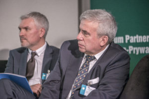 Tomasz Siedlecki, radca prawny (pierwszy z lewej) zwracał uwagę na zapisy w wielostronicowych umowach PPP