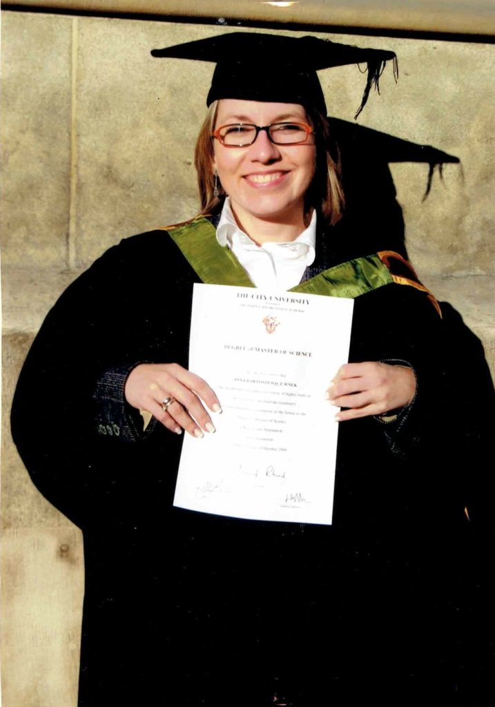 - Studia skończyłam z wyróżnieniem, odbierając dyplom na uroczystości w londyńskiej St Paul's Cathedral - wspomina Anna Bartoszewicz-Wnuk