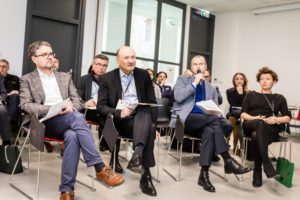 Mieczysław Godzisz, prezes Hines Polska (z mikrofonem): - Rozszerzenie przeznaczenia terenów na biurowym Służewcu zmieniłoby losy tej okolicy.